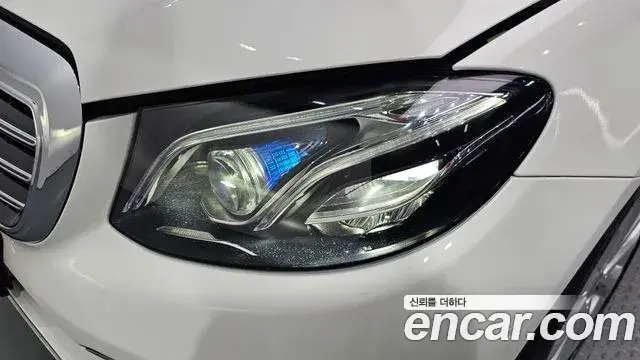 Mercedes-Benz E-Class 2019 — Şəkil 34/35