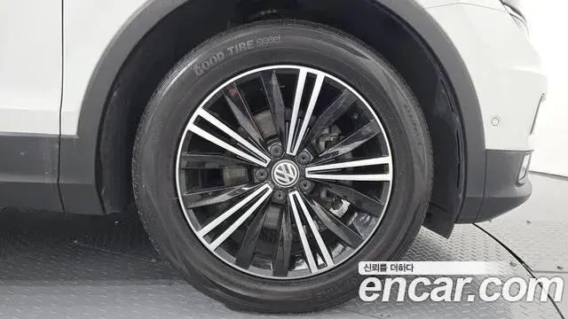Volkswagen Tiguan 2020 — ფოტო 30/36