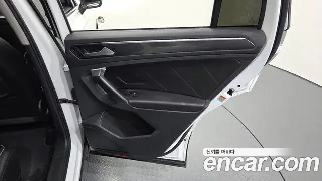 Volkswagen Tiguan 2020 — ფოტო 12/36