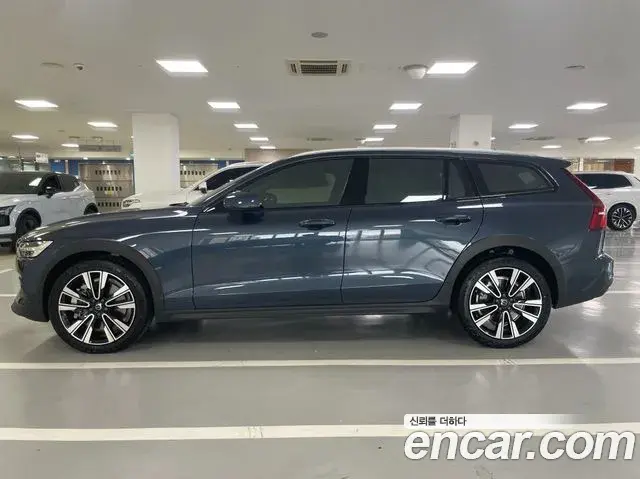 Volvo V60 Cross Country 2024 — ფოტო 15/20