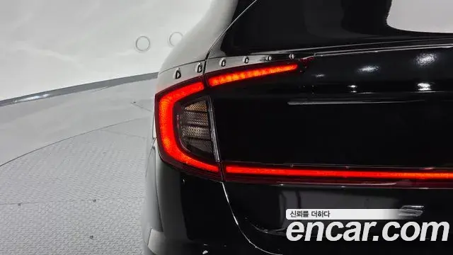 Hyundai Sonata Hybrid 2022 — Photo 28/30