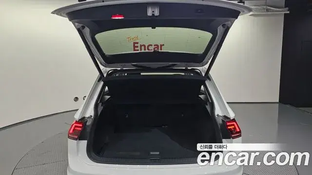 Volkswagen Tiguan 2018 — Фото 17/20