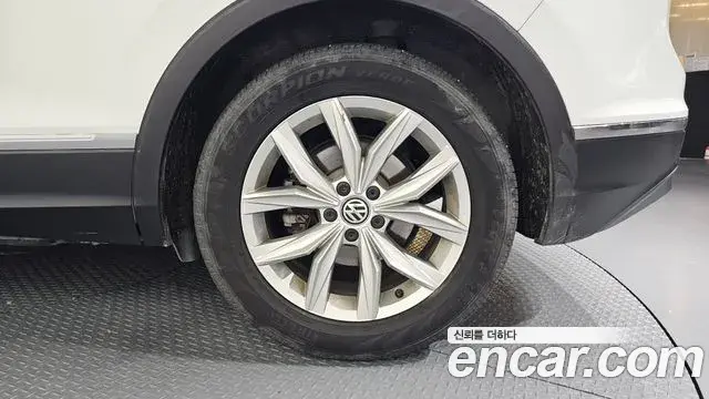 Volkswagen Tiguan 2018 — ფოტო 26/31