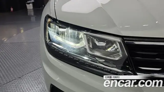 Volkswagen Tiguan 2018 — ფოტო 24/31