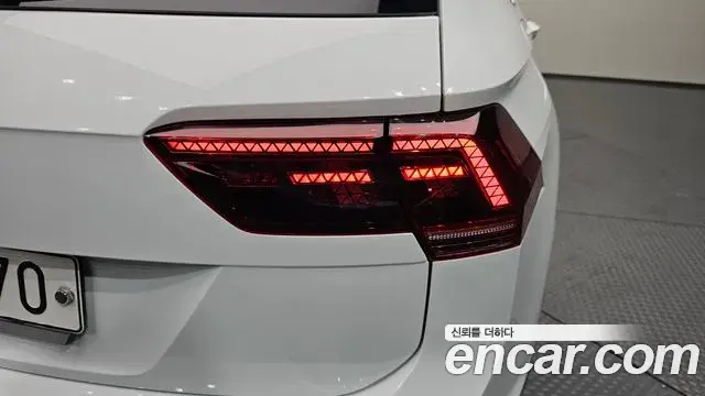 Volkswagen Tiguan 2018 — ფოტო 23/31