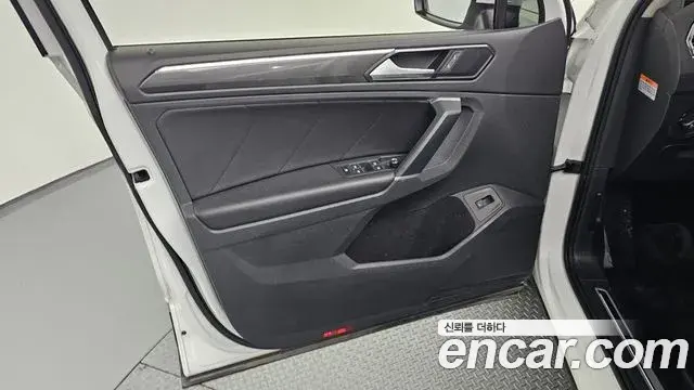 Volkswagen Tiguan 2018 — ფოტო 29/31