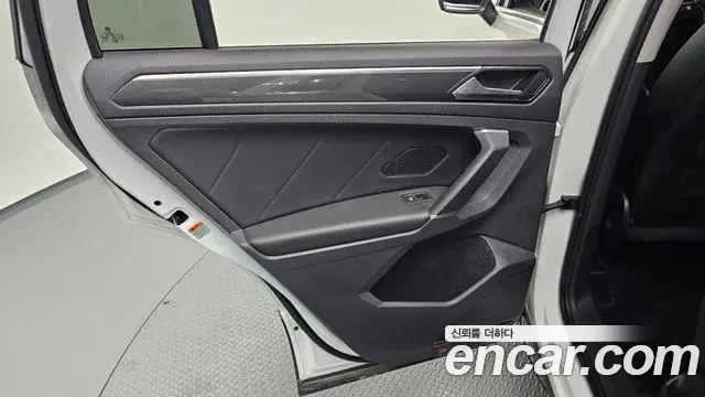 Volkswagen Tiguan 2018 — ფოტო 20/31