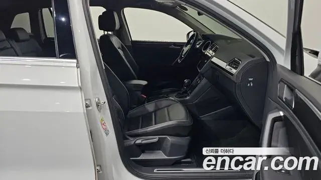 Volkswagen Tiguan 2018 — ფოტო 30/31