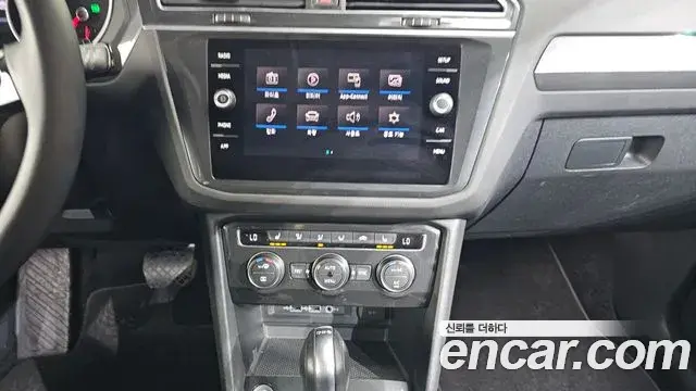 Volkswagen Tiguan 2018 — ფოტო 31/31