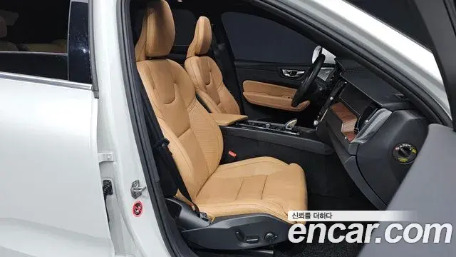 Volvo XC60 2021 — Фото 12/20