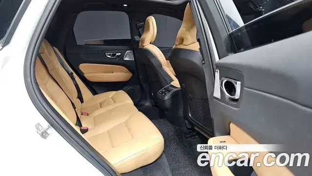 Volvo XC60 2021 — Фото 13/20