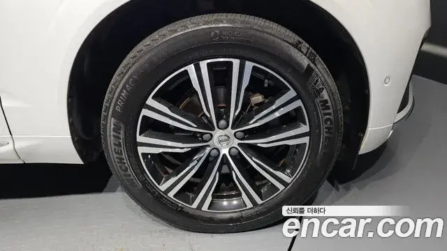 Volvo XC60 2021 — Şəkil 19/32