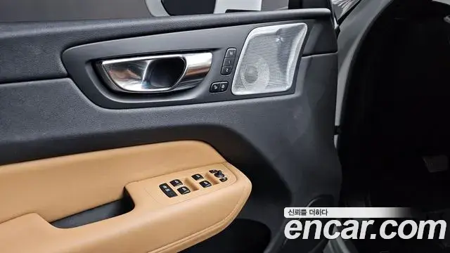 Volvo XC60 2021 — Şəkil 31/32