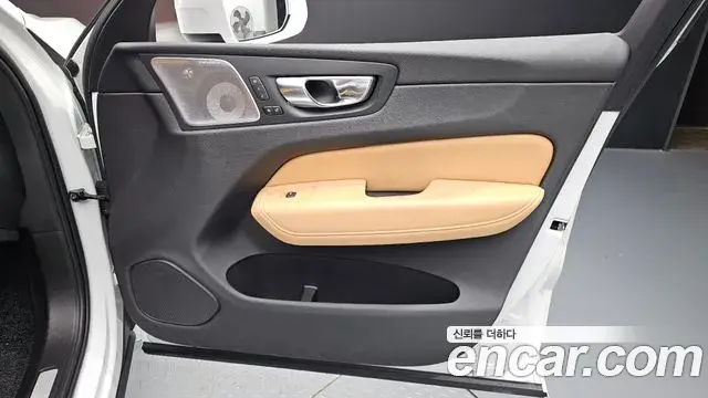 Volvo XC60 2021 — Şəkil 22/32