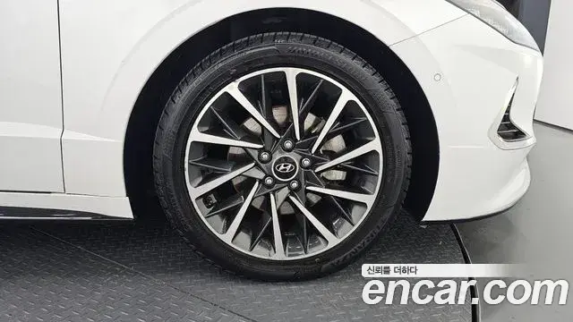 Hyundai Sonata Hybrid 2019 — Photo 1/30