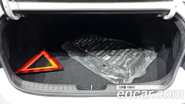 Hyundai The New Avante Hybrid 2022 — Photo 24/33