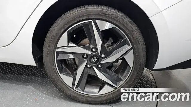 Hyundai The New Avante Hybrid 2022 — Photo 12/33