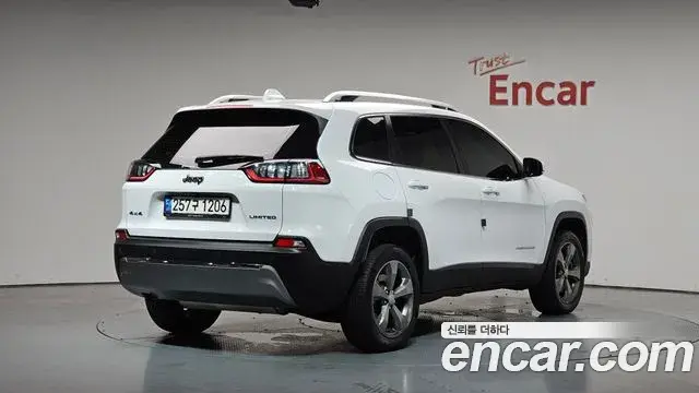 Jeep Cherokee 2021 — Photo 23/35