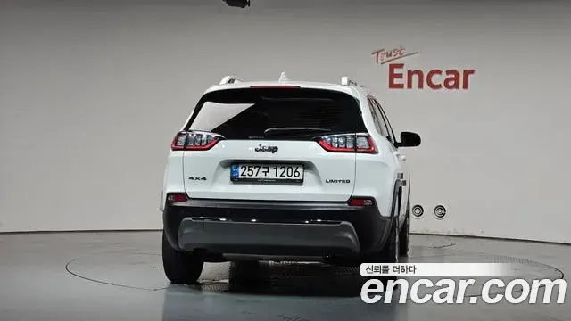 Jeep Cherokee 2021 — Photo 12/35