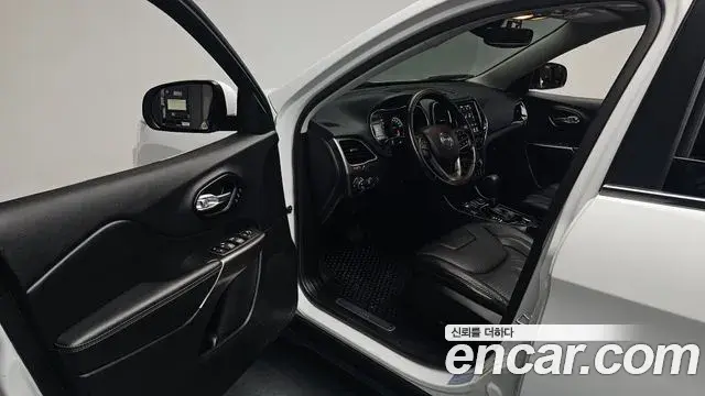 Jeep Cherokee 2021 — Photo 13/35