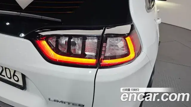 Jeep Cherokee 2021 — Photo 32/35
