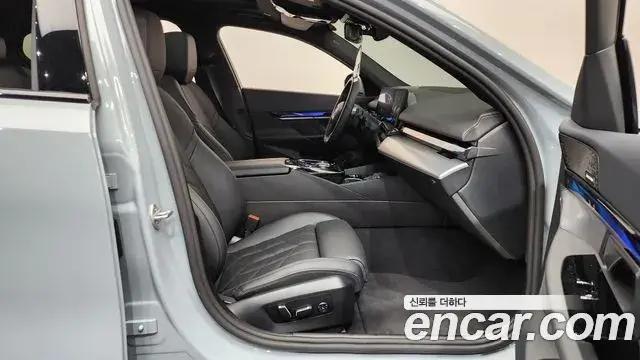 BMW 5 Series 2025 — Photo 27/35