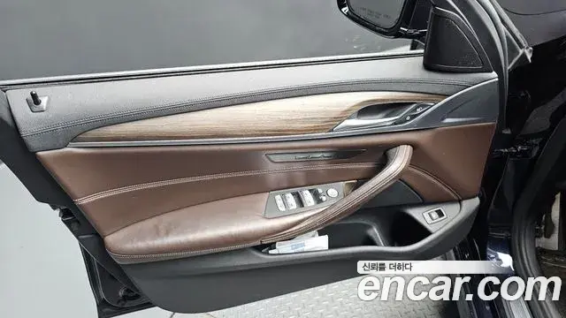 BMW 5 Series 2019 — Photo 27/34