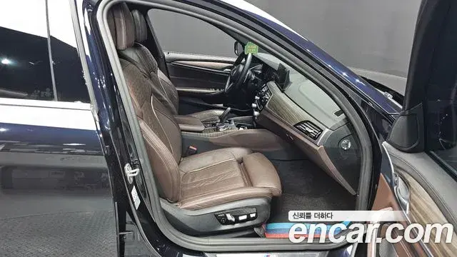 BMW 5 Series 2019 — Photo 32/34