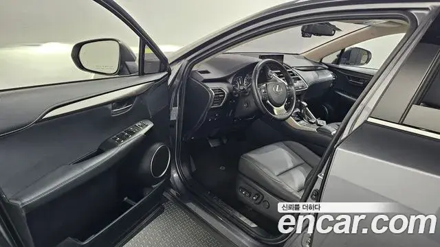 Lexus NX300 2018 — Şəkil 25/32