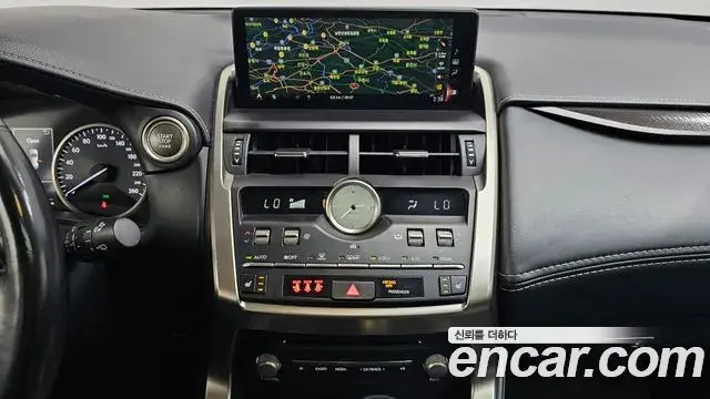Lexus NX300 2018 — Şəkil 15/32