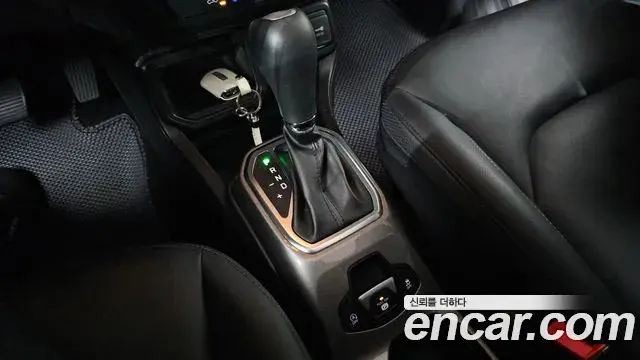 Jeep Renegade 2022 — Şəkil 30/32