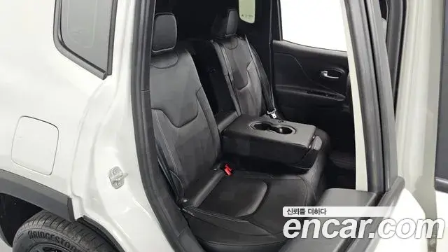 Jeep Renegade 2022 — Şəkil 28/32