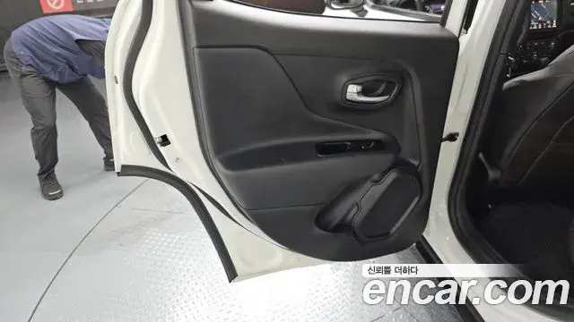 Jeep Renegade 2022 — Şəkil 24/32