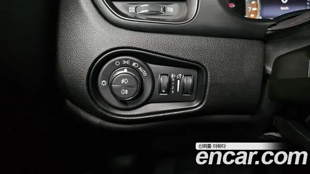 Jeep Renegade 2022 — Şəkil 31/32