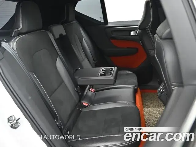 Volvo XC40 2019 — Şəkil 14/20
