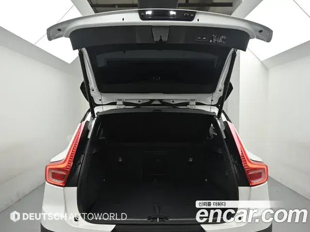 Volvo XC40 2019 — Şəkil 15/20