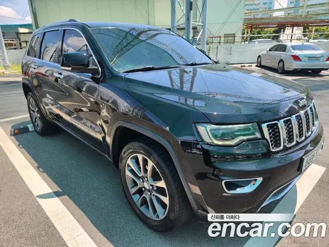 Jeep Grand Cherokee 2018 — Şəkil 15/18