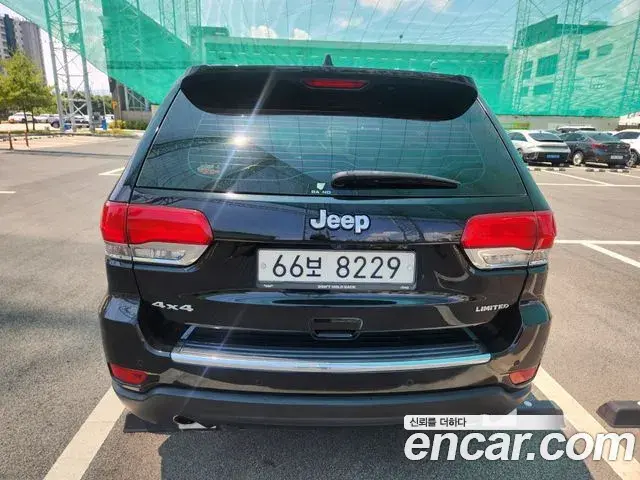 Jeep Grand Cherokee 2018 — Şəkil 11/18