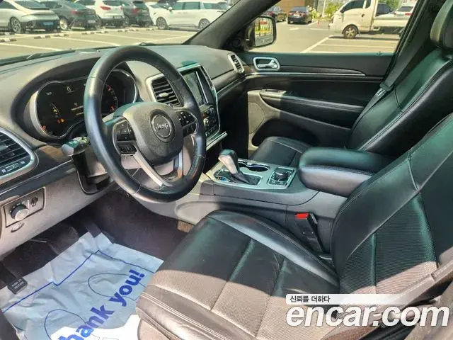 Jeep Grand Cherokee 2018 — Şəkil 14/18
