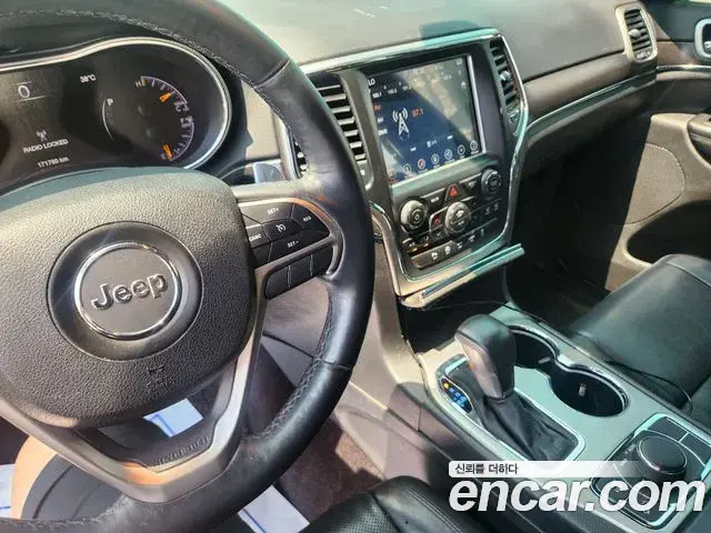 Jeep Grand Cherokee 2018 — Şəkil 9/18