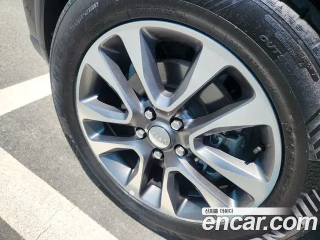 Jeep Grand Cherokee 2018 — Şəkil 12/18
