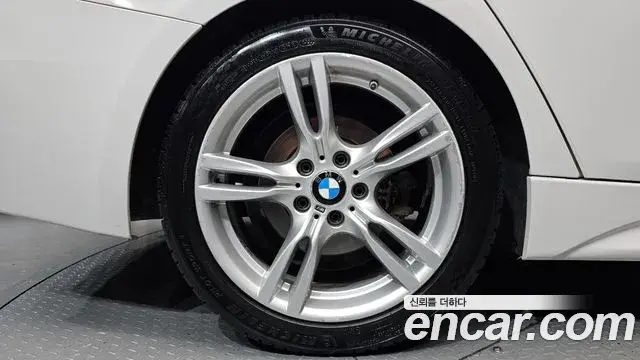 BMW 3 Series 2018 — Şəkil 31/35
