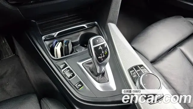 BMW 3 Series 2018 — Şəkil 32/35