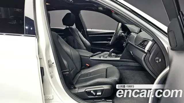 BMW 3 Series 2018 — Şəkil 16/35