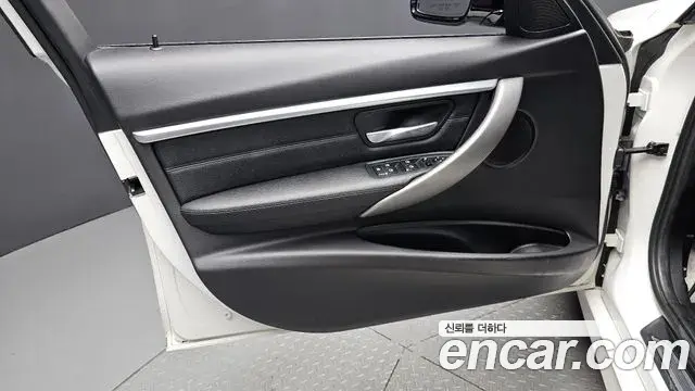 BMW 3 Series 2018 — Şəkil 9/35