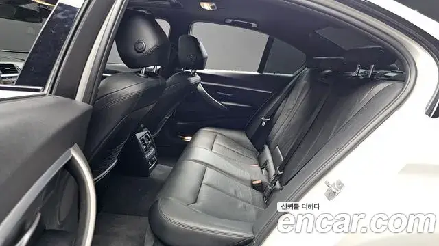 BMW 3 Series 2018 — Şəkil 34/35