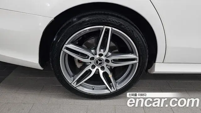 Mercedes-Benz E-Class 2019 — ფოტო 29/34