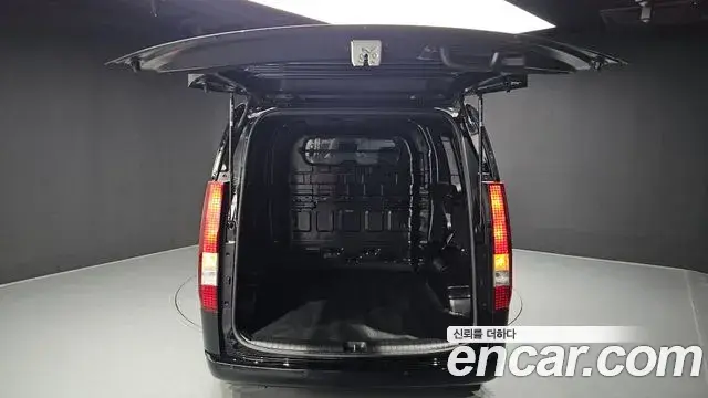 Hyundai Staria 2025 — Photo 13/20
