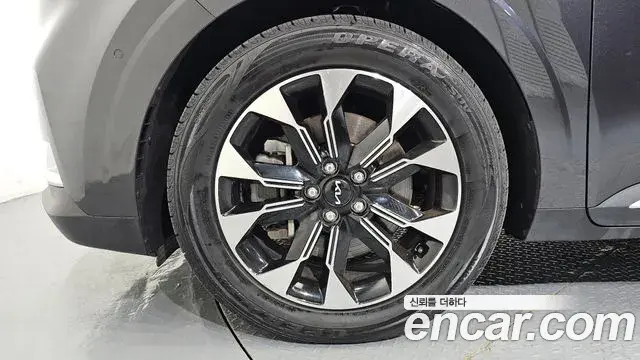 Kia Carnival 2023 — ფოტო 24/41