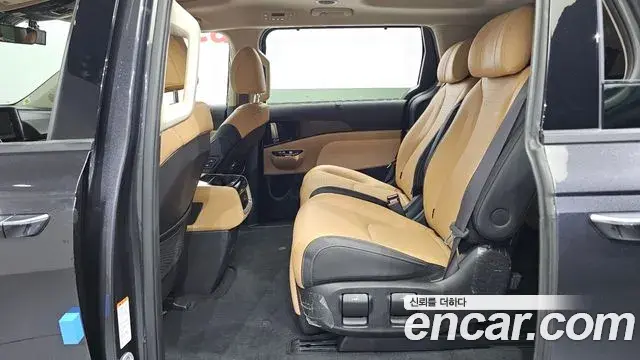 Kia Carnival 2023 — ფოტო 15/41